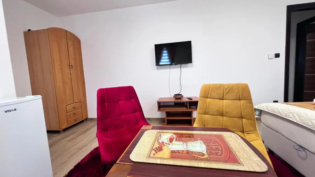 Apartman 3 — kutak za sjedenje s foteljama i TV-om