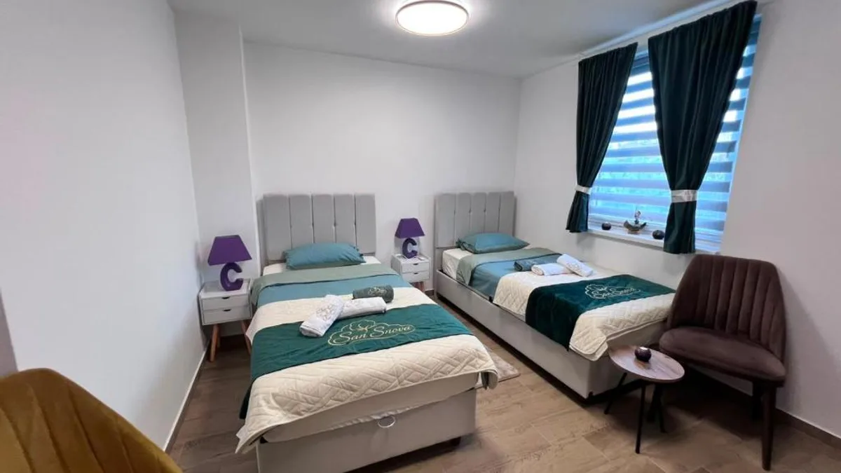 Apartman 4 — dva ležaja i fotelje uz prozor