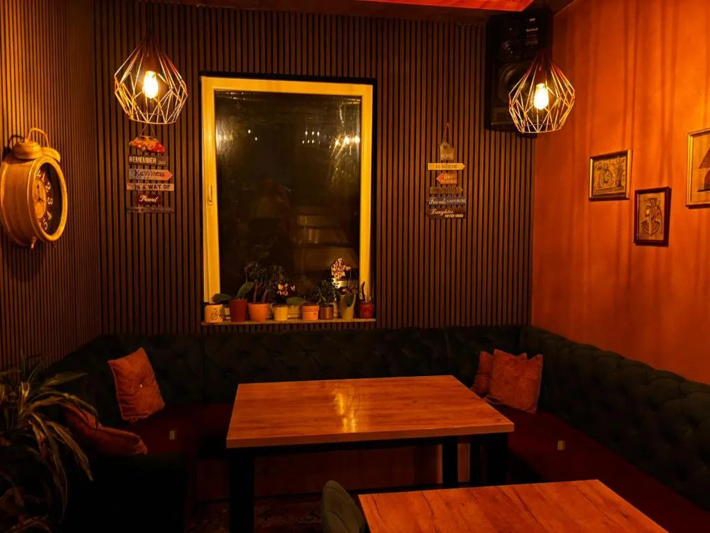 Restoran Dnevna Doza u prizemlju zgrade